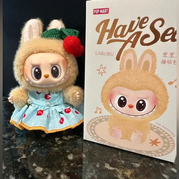 Pop Mart Labubu Dress and hair clip, New - Picture 1 of 3